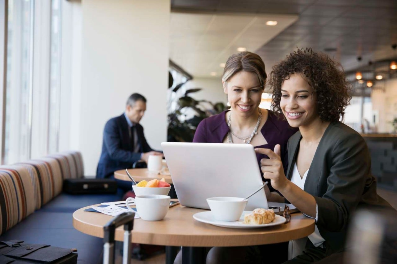 Deux femmes collaborant devant un ordinateur