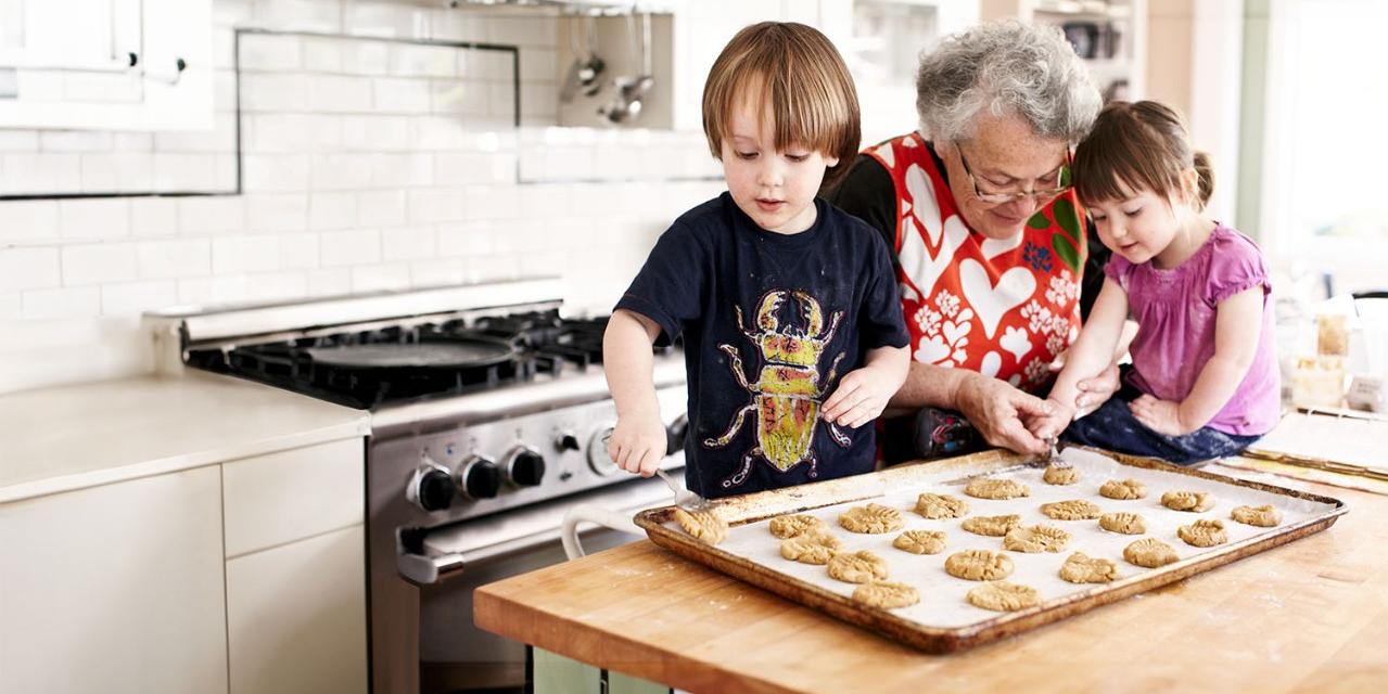 Großmutter und junge Enkel backen Cookies