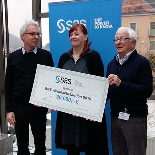 Group Photo: Jürgen Fritz, Dorothea Schwalbach and Fritz Quoos (RNZ) with donation check