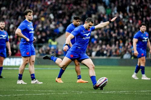 FFR - French rugby team takes a penalty