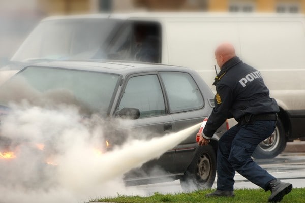 Danish-police-officer-extinguishing-car-fire-600x400 Danish-police-officer-extinguishing-car-fire-600x400