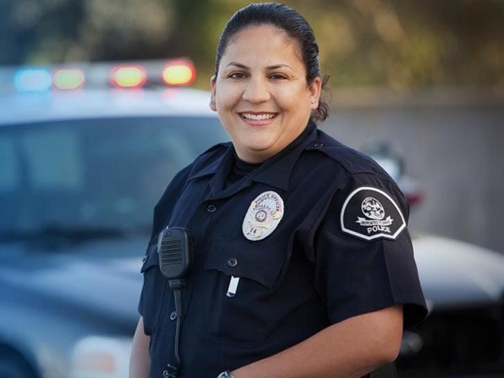Primer plano de mujer policía sonriendo