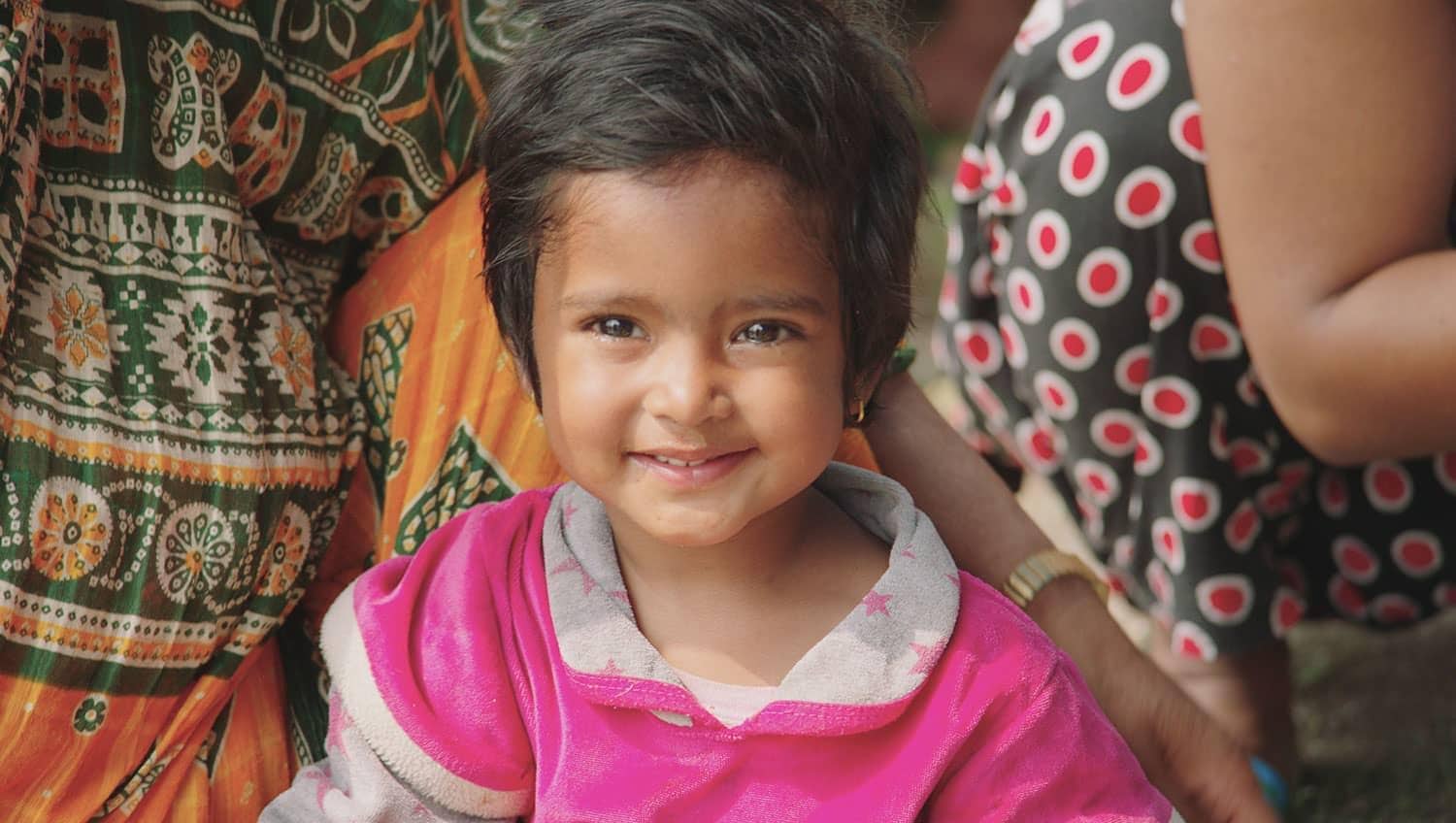 Retrato de un niño sonriente en Nepal. 