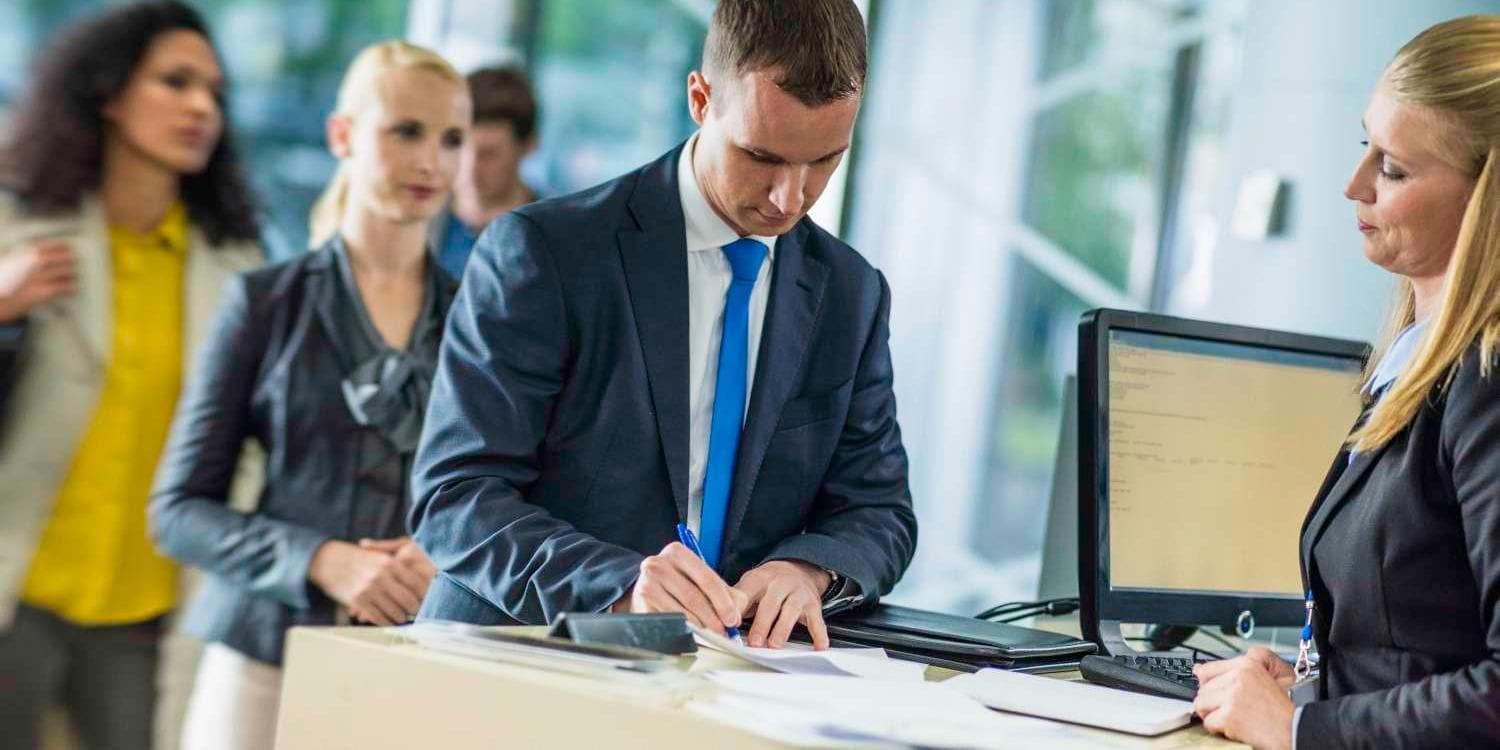 Hombre mirando documentos de pólizas