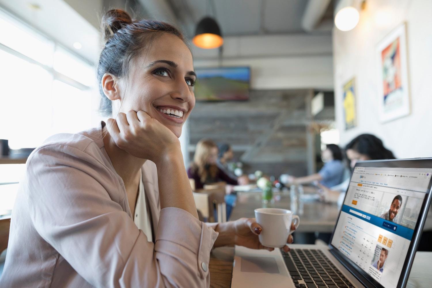Mujer sonriendo con una laptop