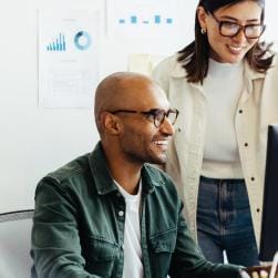 Joven empresario trabajando con un portátil