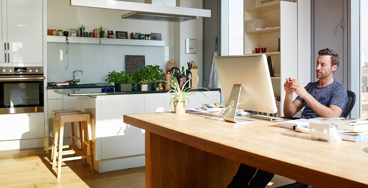 Procesamiento del lenguaje natural y visión por ordenador Hombre recostado en una silla de escritorio mirando la pantalla del ordenador
