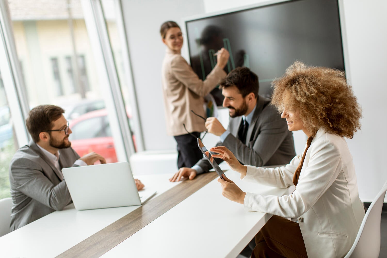 Un groupe de personnes en arrière-plan travaillant ensemble au bureau
