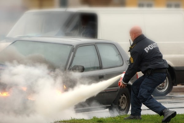Danish-police-officer-extinguishing-car-fire-600x400