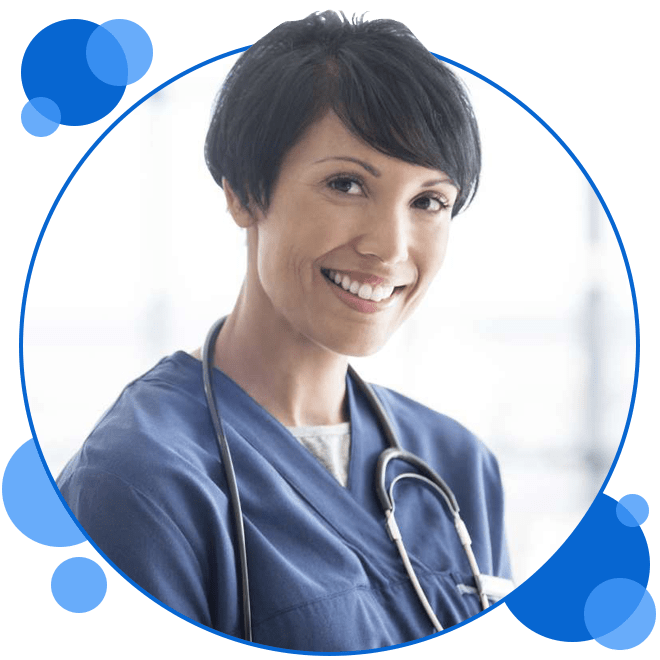 Deux femmes collaborant devant un ordinateur