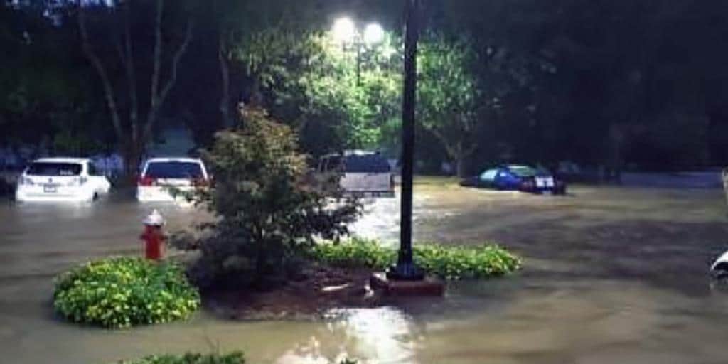 Des voitures garées inondées par la tempête