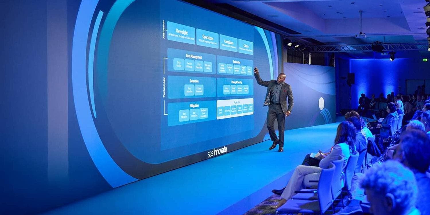 Reggie Townsend parlant sur une scène à SAS Innovate