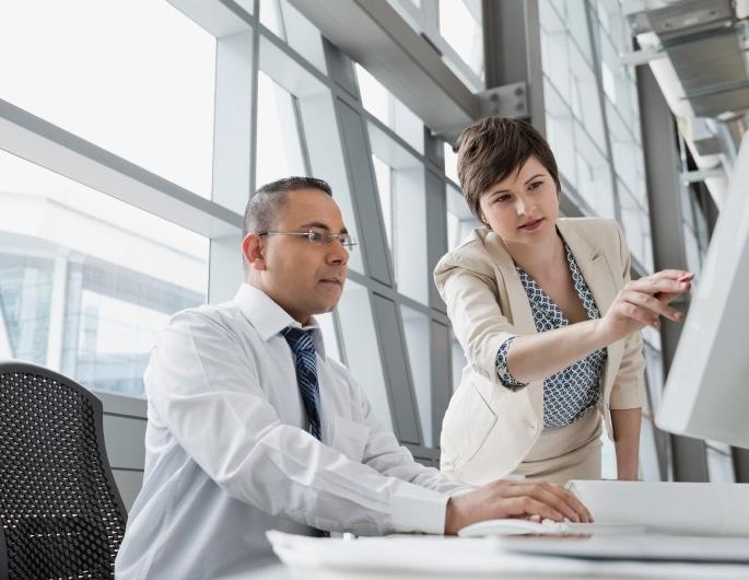 business-woman-pointing-at-computer-screen