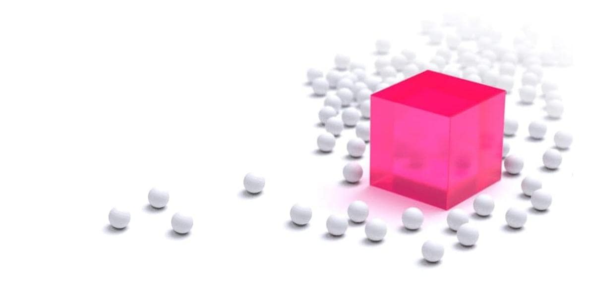 des boules blanches représentant des données avec un cube rose plus grand au milieu représentant une meilleure réponse