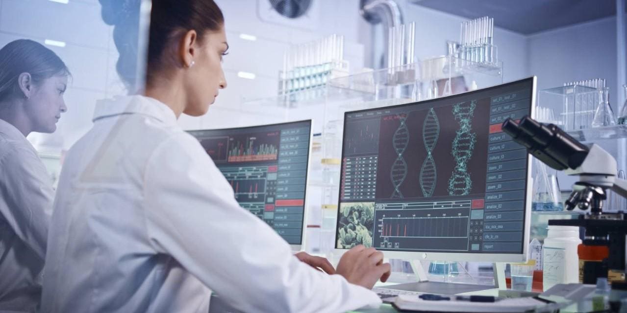 Un technicien de laboratoire utilisant un ordinateur