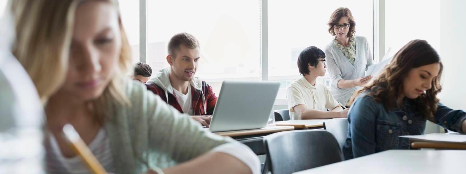 Professeur enseignant à une classe d'élèves