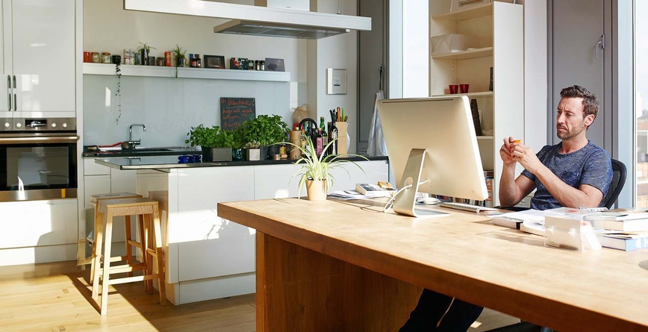 Natural Language Processing and Computer Vision Homme adossé à une chaise de bureau et regardant l'écran d'un ordinateur