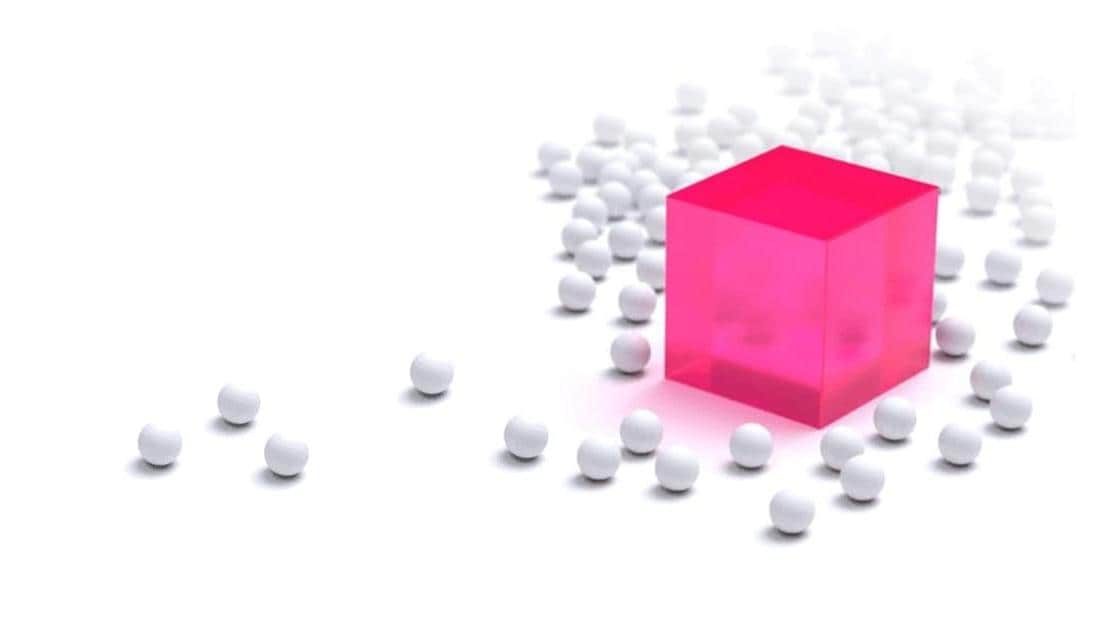 des boules blanches représentant des données avec un cube rose plus grand au milieu représentant une meilleure réponse