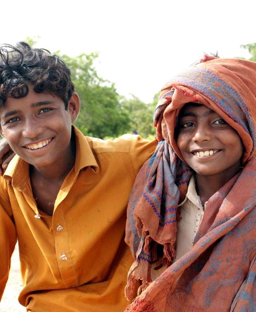 笑顔でハグをしている難民の少年たち