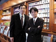 写真右より： 日本たばこ産業株式会社 たばこ事業本部 物流部  武市朝裕氏 課長 渡辺敏信氏