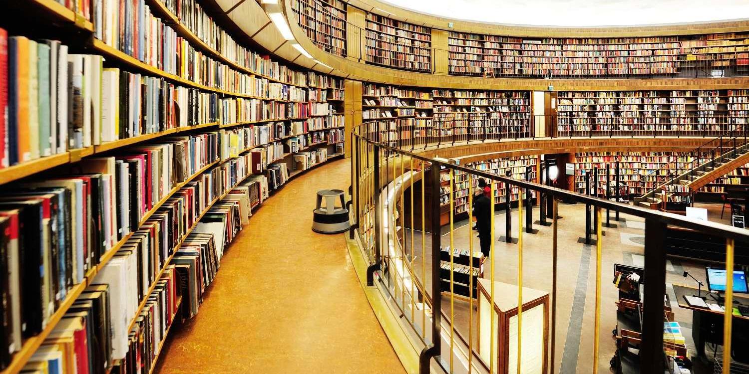 Library bookshelf, diminishing perspective 