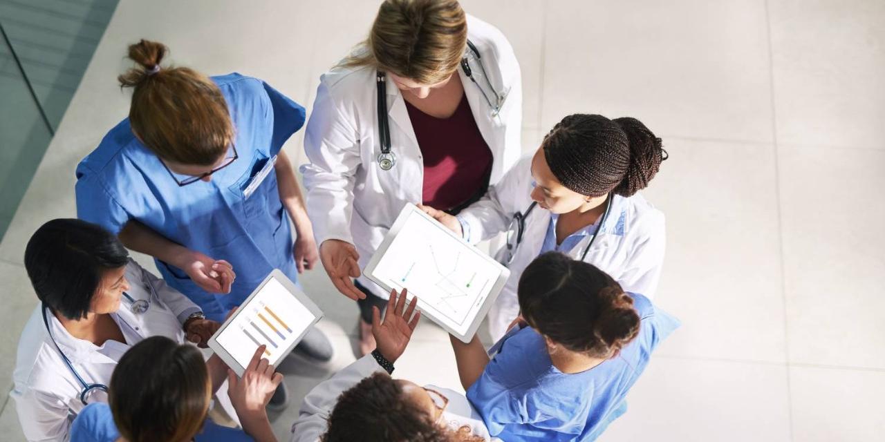 태블릿을 사용하는 의사들