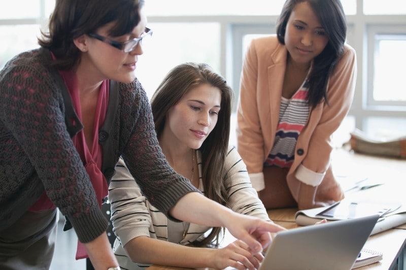 professor-helping-students