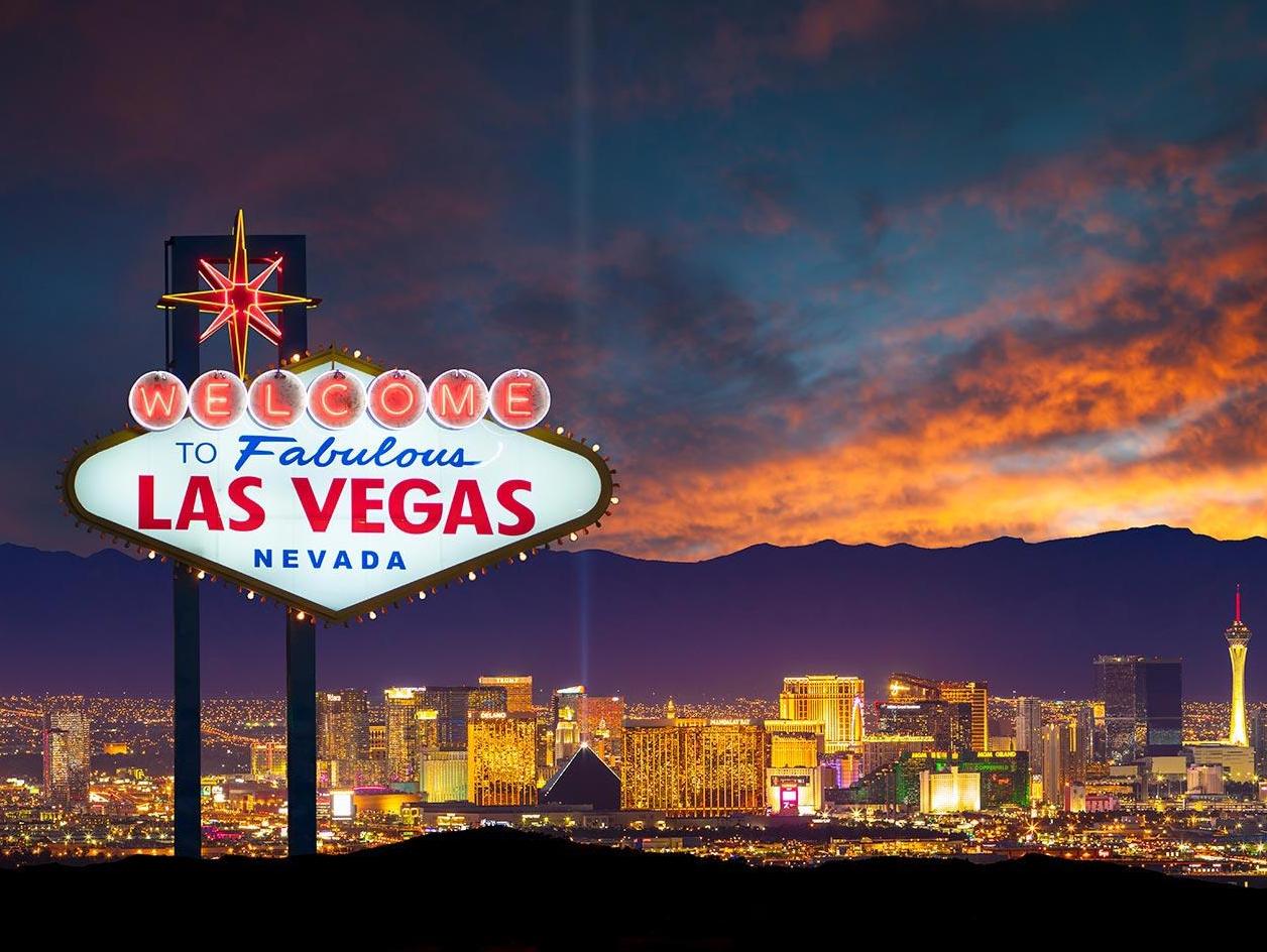 Znak powitalny Las Vegas i widok na miasto nocą