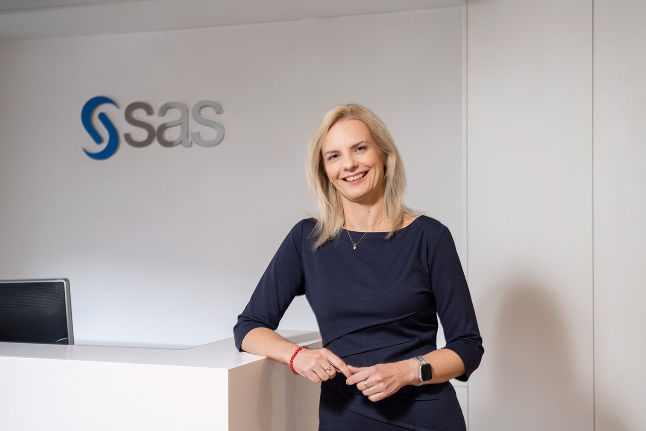Hana Kvartova standing next  to SAS logo