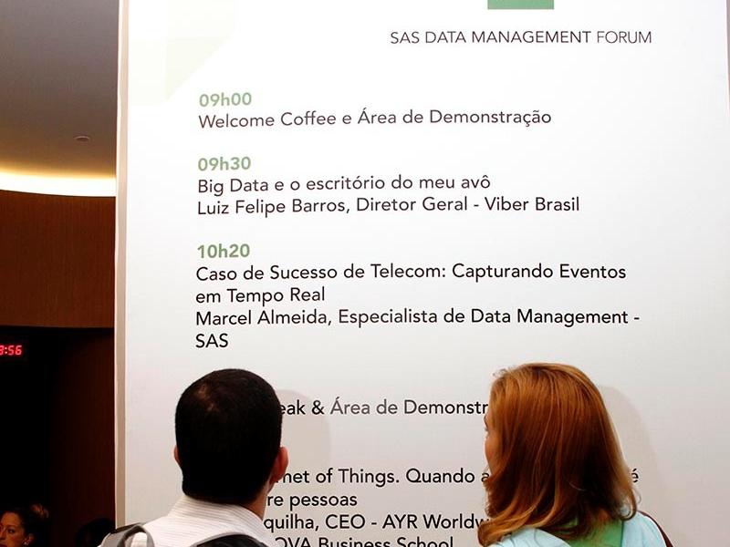 SAS Data Management Forum - Participantes tem a agenda do evento a disposição em um grande painel na área de break. 