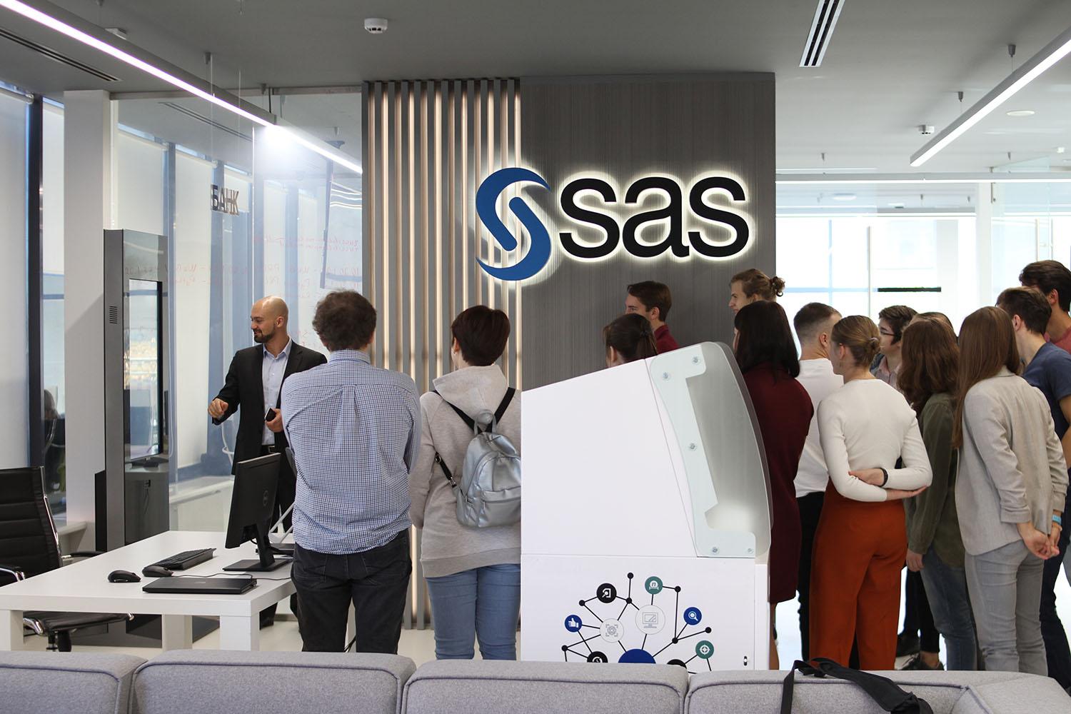 SAS Employee shows students SAS Software