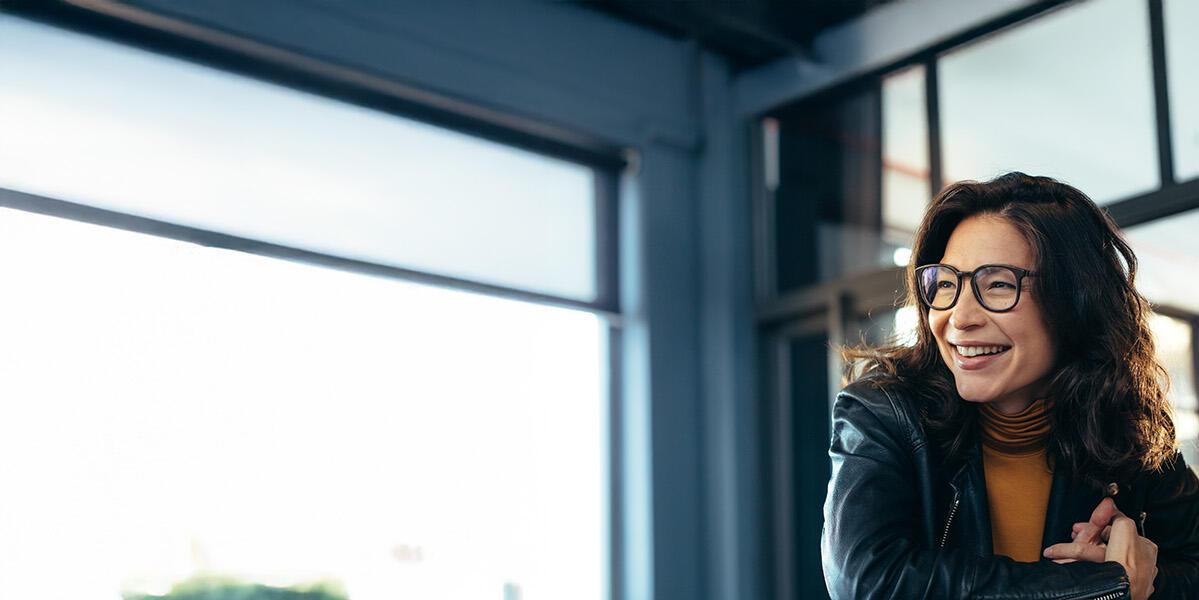 นักธุรกิจหญิงอยู่ที่คอมพิวเตอร์