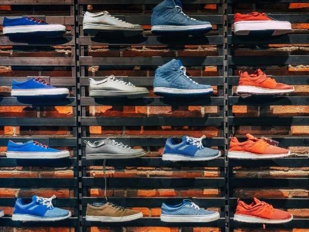 零售商店货架上一排排的鞋子