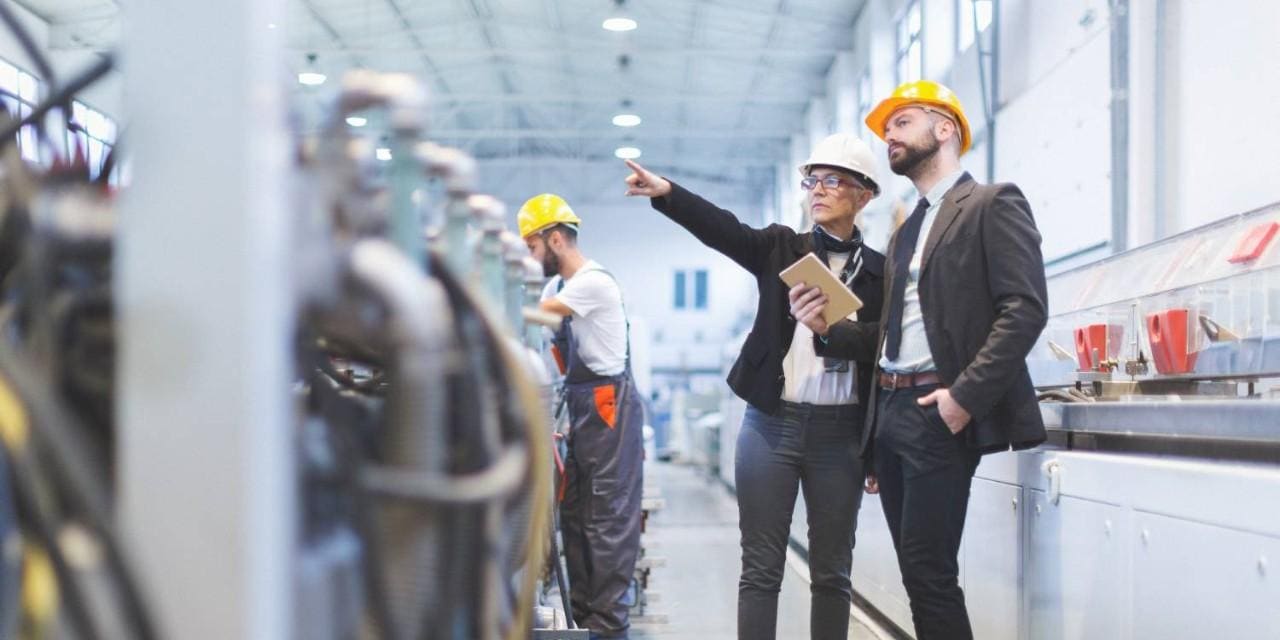 品管專員指著機械