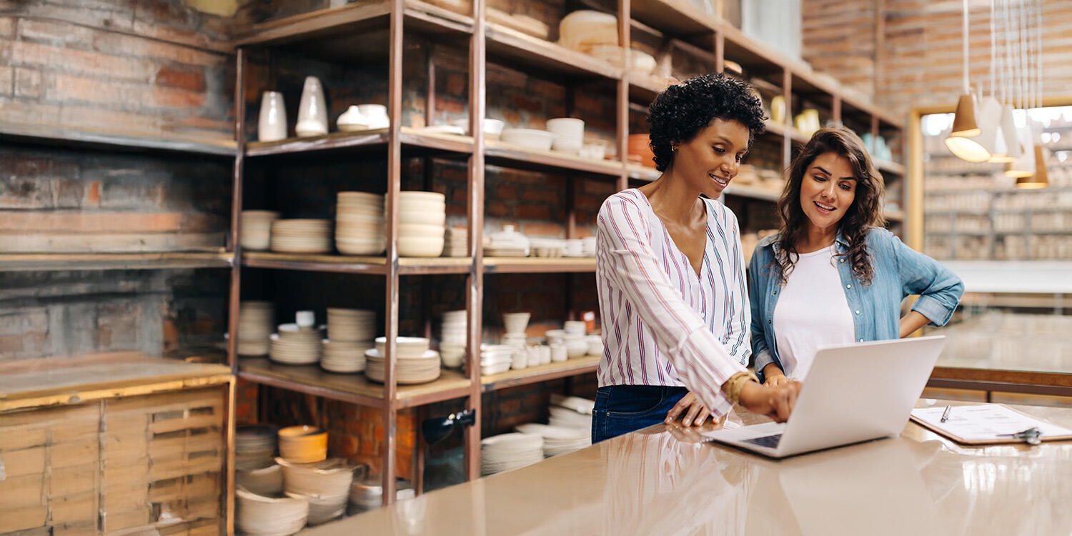 兩名店主一起看著筆電
