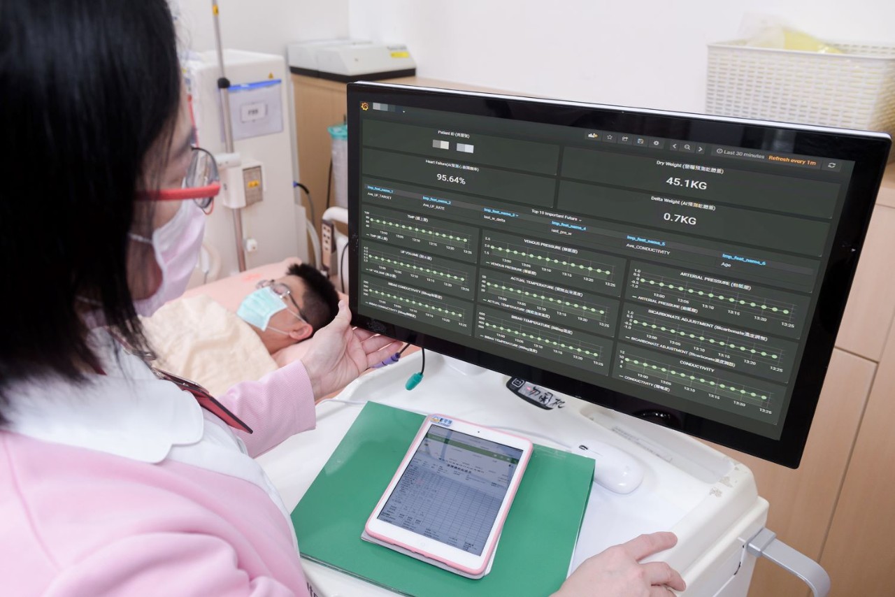 TVGH nurse using sas predictive model to check on patient status